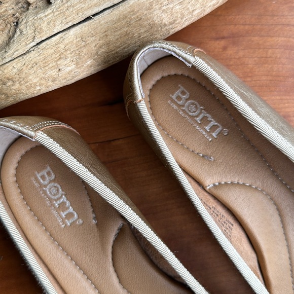 Born Brin metallic gold comfort ballet flat w/bow. Size 6.5